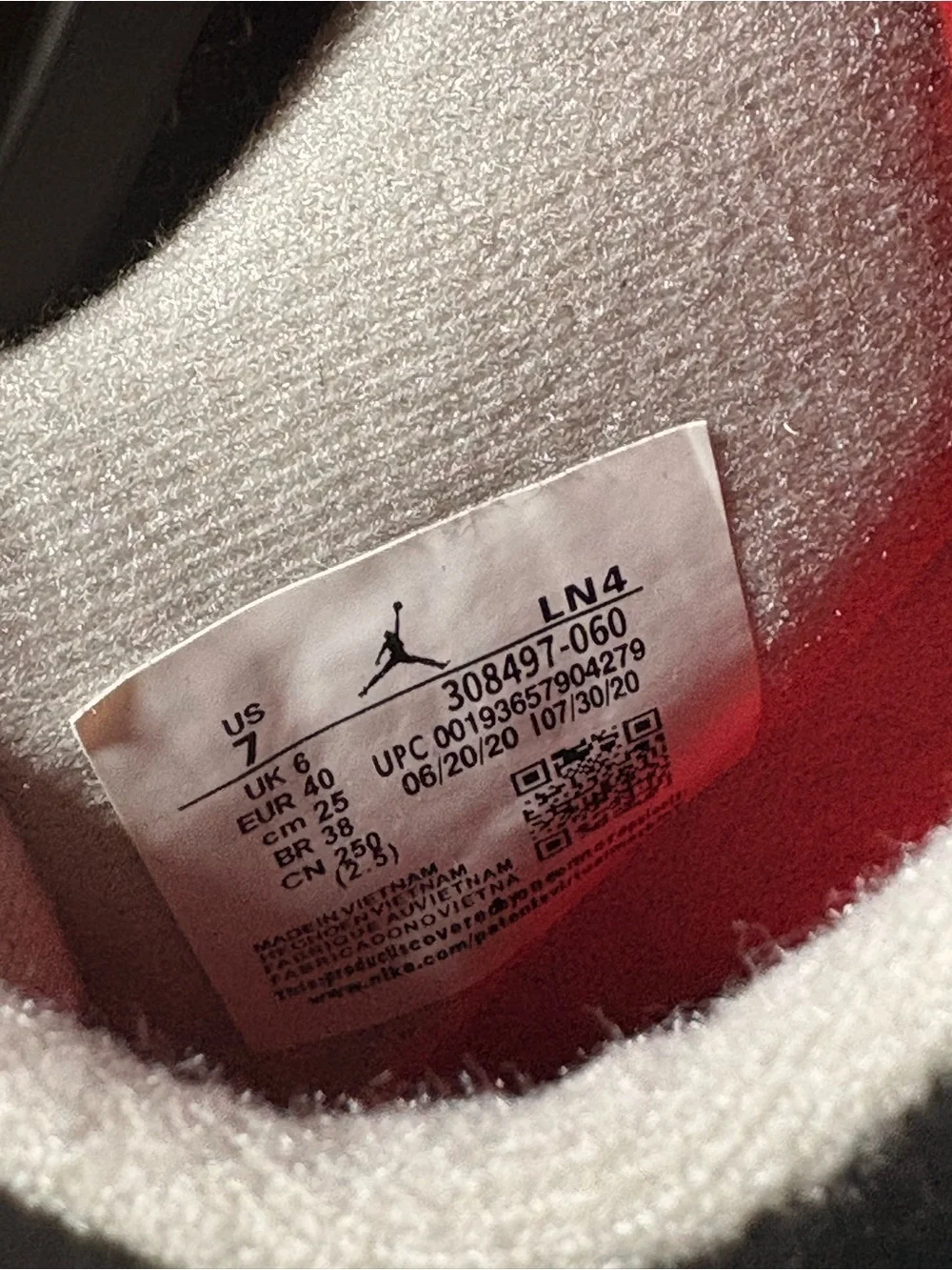 Air Jordan 4 Retro Bred 2019 GS Size 7Y / Women’s 8.5